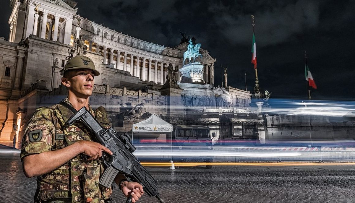 Italian_Army_-_8th_Alpini_Regiment_guarding_the_Altare_della_Patria_in_Rome