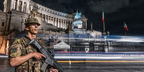 Italian_Army_-_8th_Alpini_Regiment_guarding_the_Altare_della_Patria_in_Rome